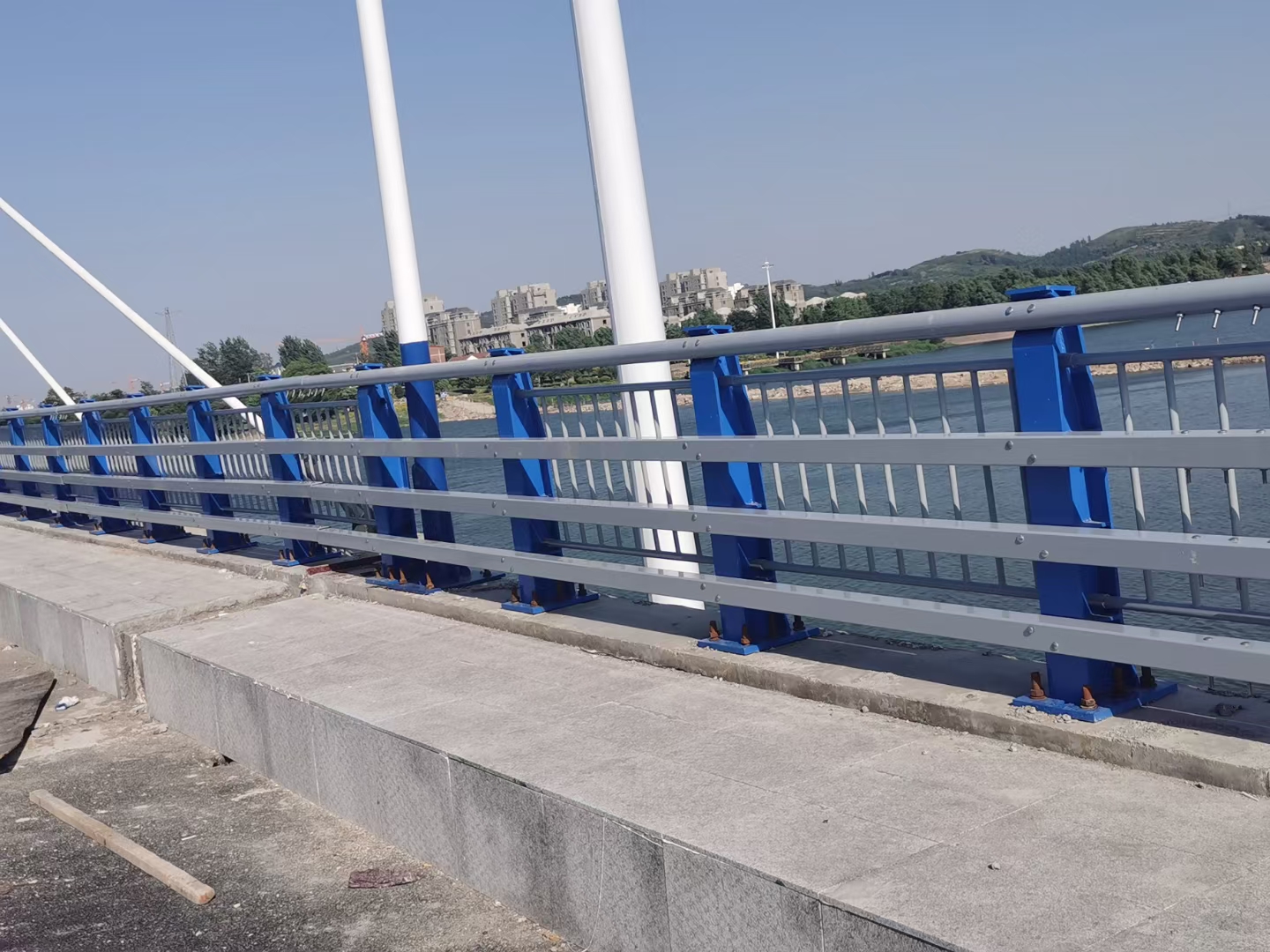 多地桥梁改造与新建项目将304不锈钢桥梁防撞护栏和不锈钢复合管护栏列为优先选项