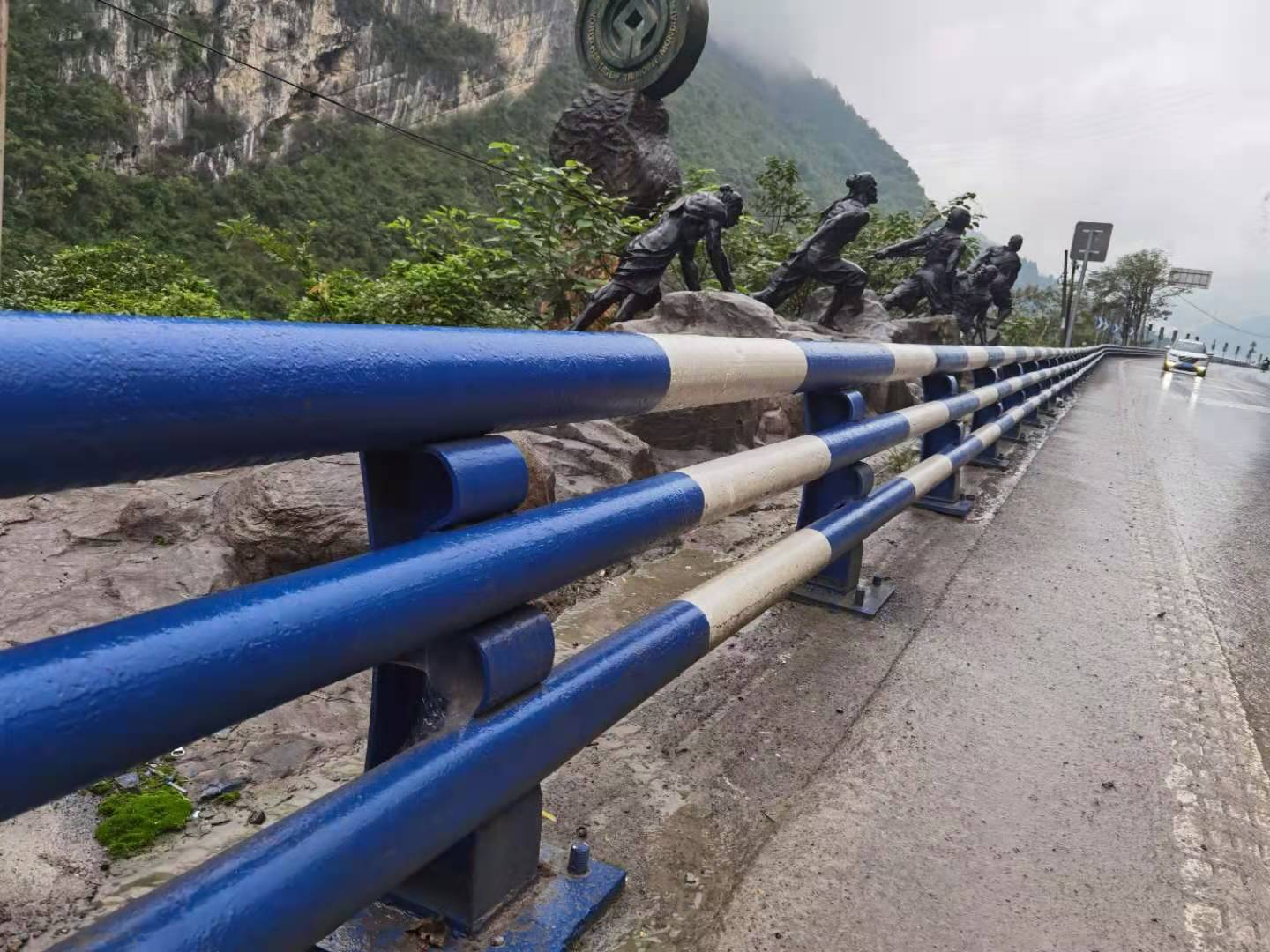 蓝白相间双色防撞护栏